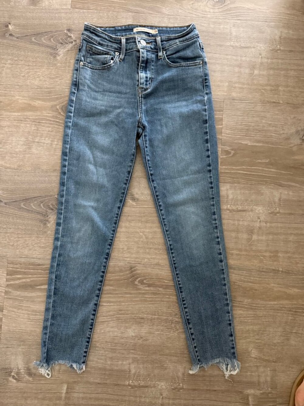 Levi's 721 High Rise Skinny Jeans 25 Medium Wash Frayed Hem